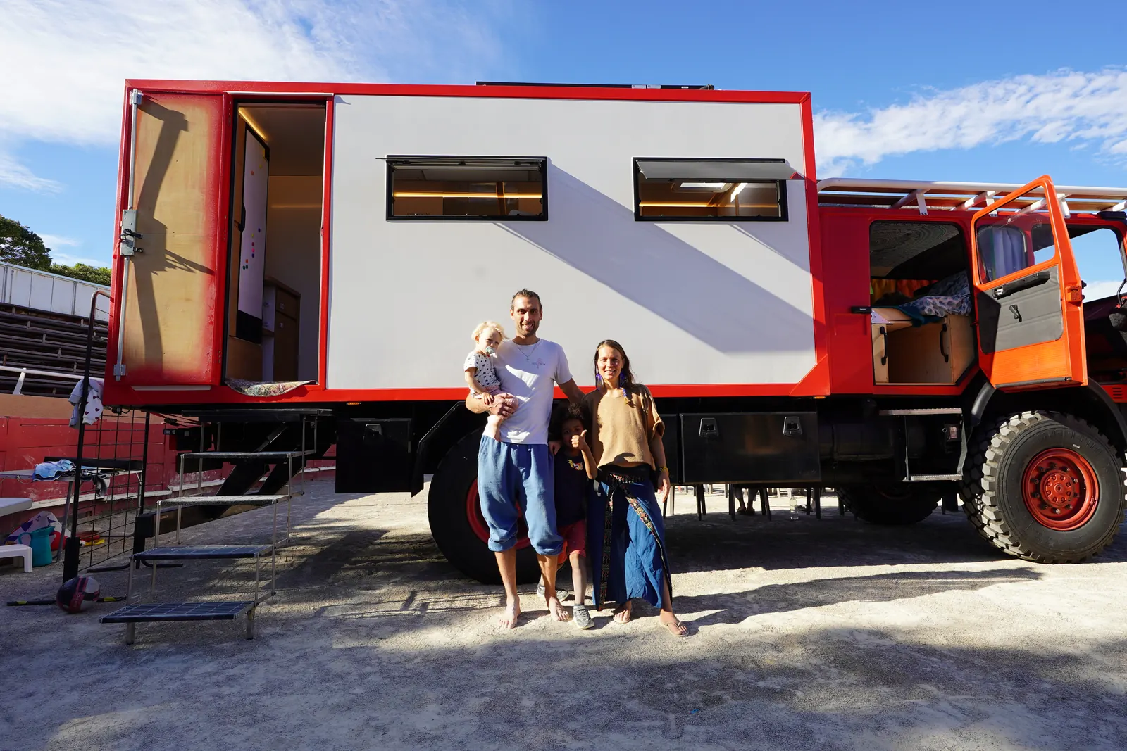 Un camion aménagé installé au centre des arènes du Cap d'Agde pendant l'édition 2025 du salon